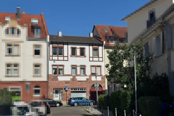 Anwesen mit zwei Häusern, Innenhof und Garten